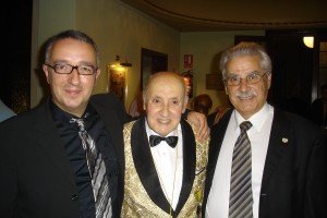 Pepe Monfort, May Royer y Josep Romà en la entrega a May Royer de la Medalla de Oro al Mérito Mágico